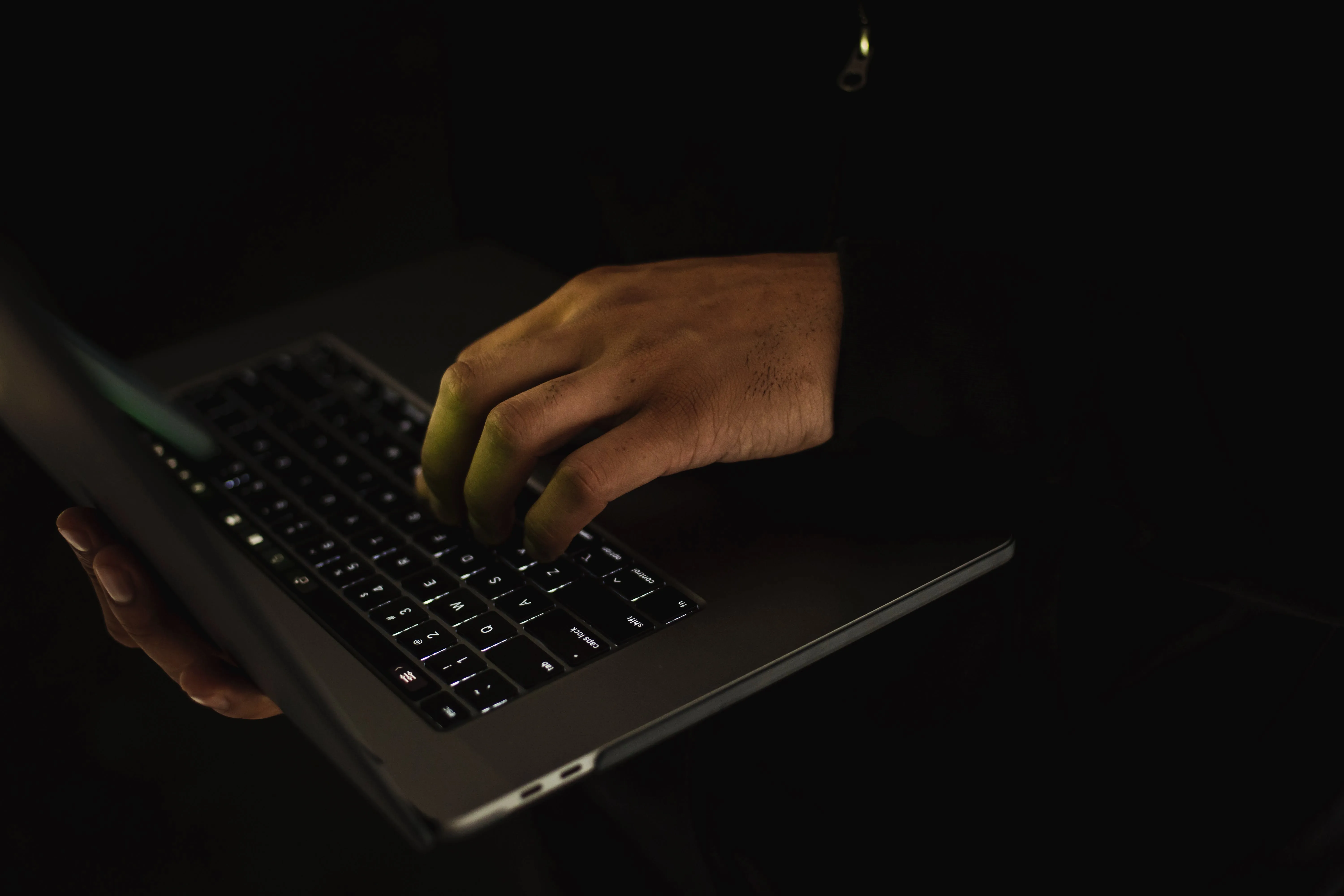 Man-typing-on-laptop